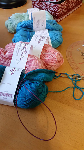 4 colours used on first sock