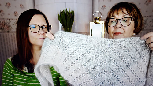 Det skæve scarf is shown in a You tube podcast "Ett varv till knitannknit & Virkfroknen"