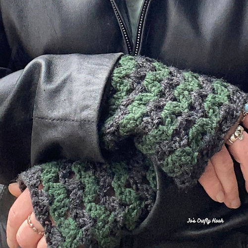 Rolling Shells Wrist Warmers