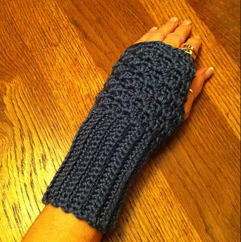 Garnet Beret & Fingerless Gloves photo 4