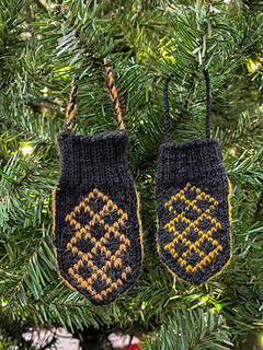 Sesqui Holiday ornaments, O, in two sizes