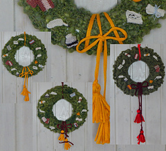 You can use the individual pieces from "Jane Austen's Writing Table" to decorate this wreath. You'll find the link to the pattern in the text on the right.