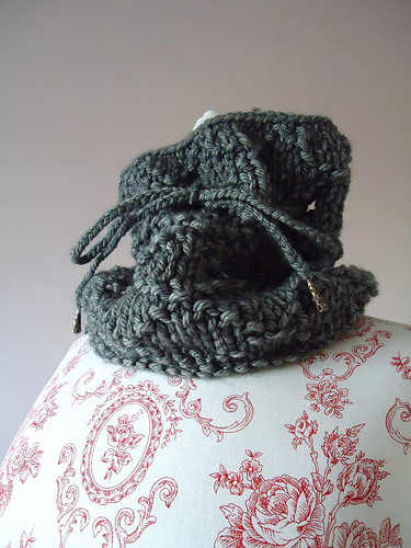 Ravelry: Diamond Drawstring Snood pattern by Hannah Lavinia
