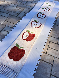 Ravelry: Yum Yum Apples Scarf pattern by Ariel Chang