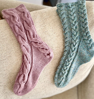 LANA GROSSA about berlin tweed
also shown: the knitonomy grayling socks (in pink)