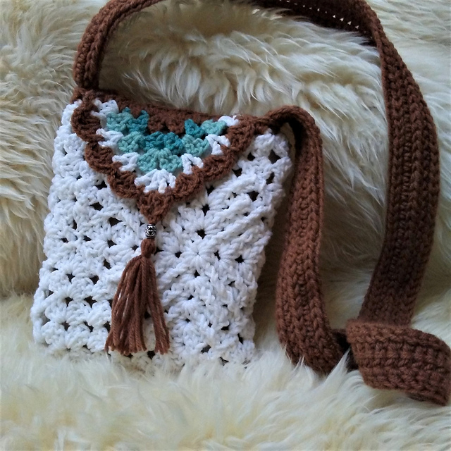 Ravelry Granny Square Crossbody Bag 4 pattern by Patty Kubitzki