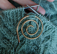 Spiral cable needle 