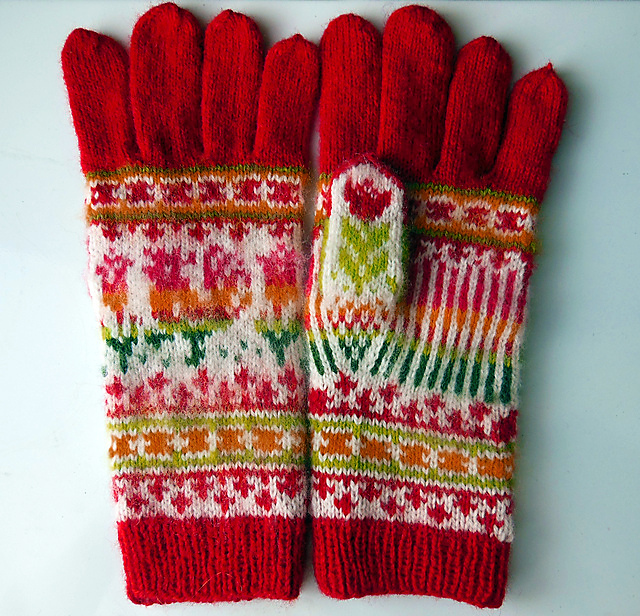 Ravelry Rooster Gloves pattern by Natalia Moreva