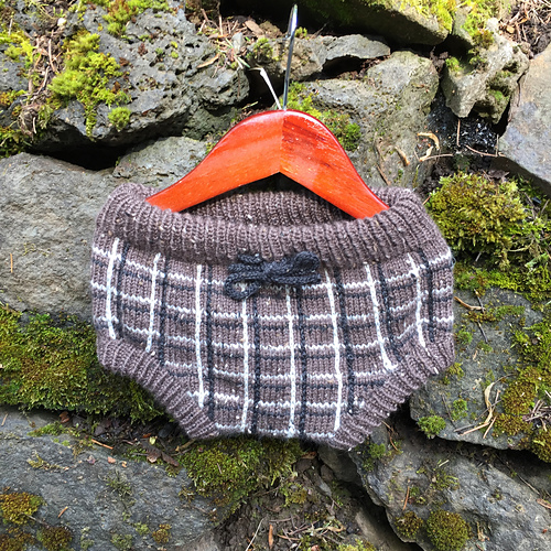 Ravelry Tartan Baby Bloomers pattern by Sandra Magalhães