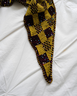 Diamond face close-up: sequins, i-cord edge and pointed scarf tip.