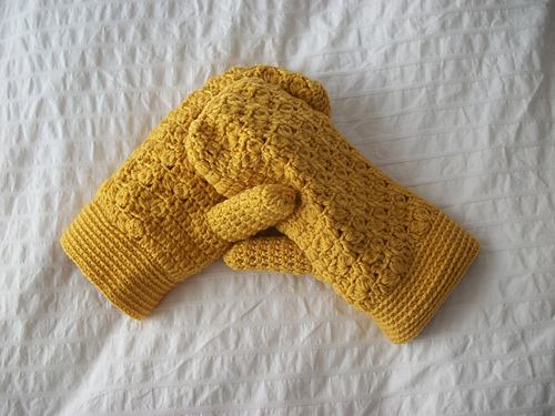 Arles Patterned Mittens photo 3