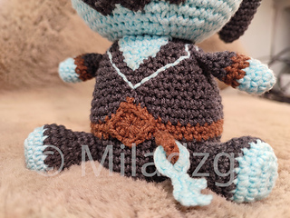 Thresh from League of Legends, crochet toy made by amigurumi technique.  Used dark grey, turqoise and brown yarn. Belt buckle and key detail view.