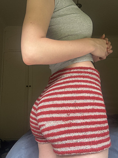 Knit to 75cm waist and 95cm hip measurements