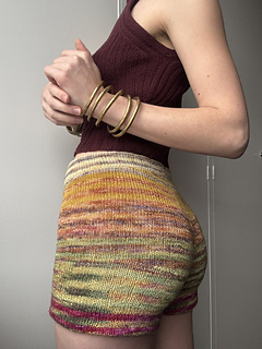 Knit to 75cm waist and 95cm hip measurements