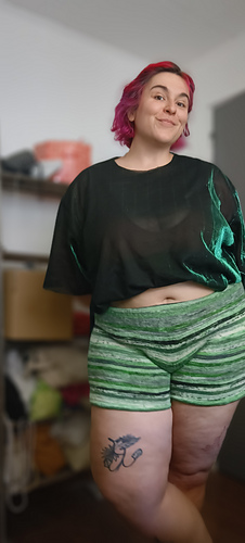 Knit to a 113cm waist and 137cm hip circumference