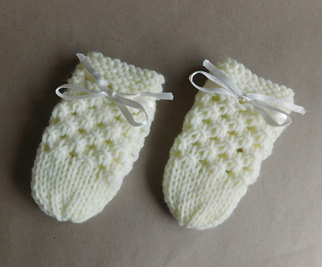 Ravelry Danika Baby Mittens pattern by marianna mel