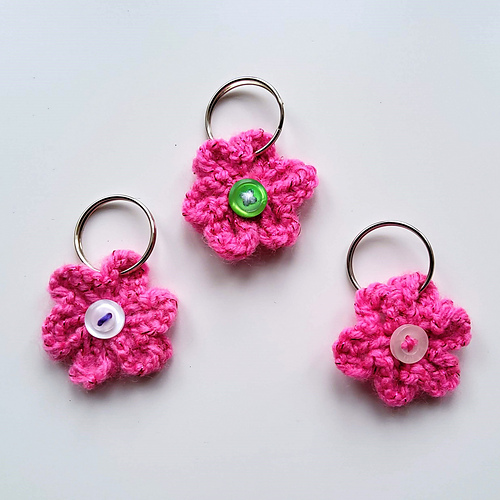 Ravelry: Knitted Flower Keyrings pattern by marianna mel