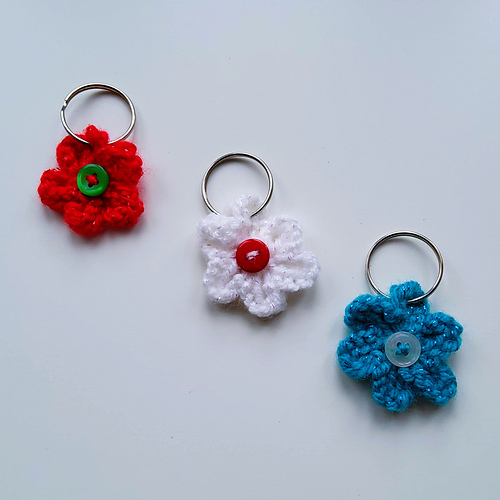 Ravelry: Knitted Flower Keyrings pattern by marianna mel