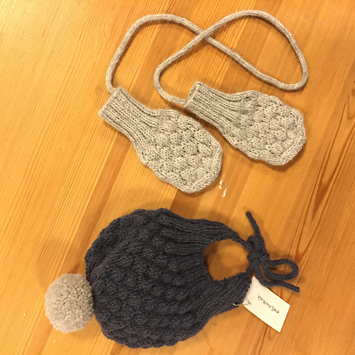 Bobblemellow lue og votter - Ann-Kristin Fugleberg