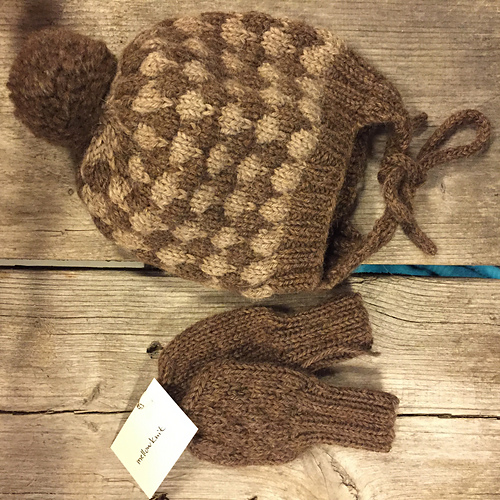 Bobblemellow lue og votter - Ann-Kristin Fugleberg