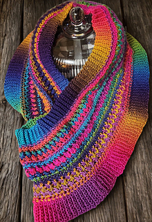 Yarn: Hobbi Manarola in Rainbow colorway