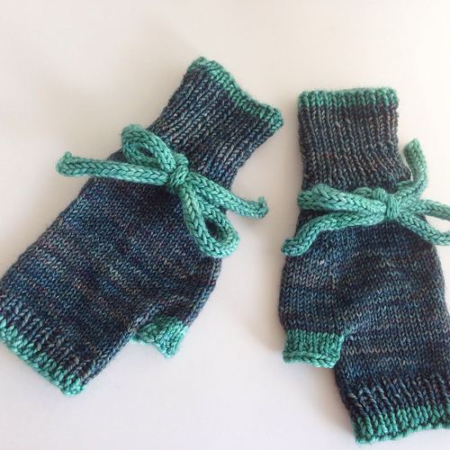 Dainty Fingerless Mittens photo 2