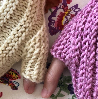 You have a choice of two thumb lengths for your mitts. 