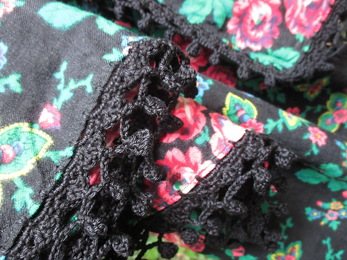 french vintage shawl with crocheted edge photo 4