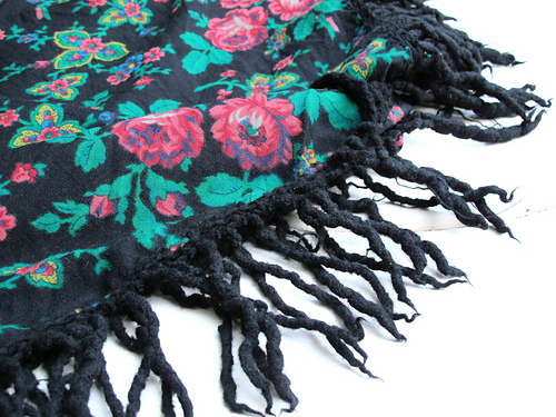 french vintage shawl with crocheted edge photo 7