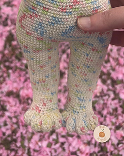 Merci à Grainedecrochet pour cette magnifique version test, pleine de douceur. Ici zoom sur les petites pattes qu'elle a trouvé incroyable !