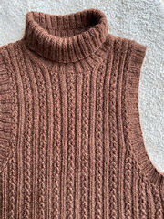 Strikket i Easy Care Classic fv. Mahogni sammen med Super Kid Silk fv. Kanelbrun (fra Mayflower) 