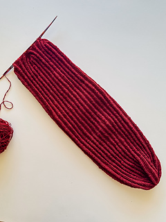 Summit 4+2 in Catskill Merino Lace in Tibetan Red, size C, WIP: crown finishing
