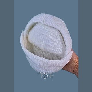 The Front part is knitted wider than the Crib to create a space inside for the Baby