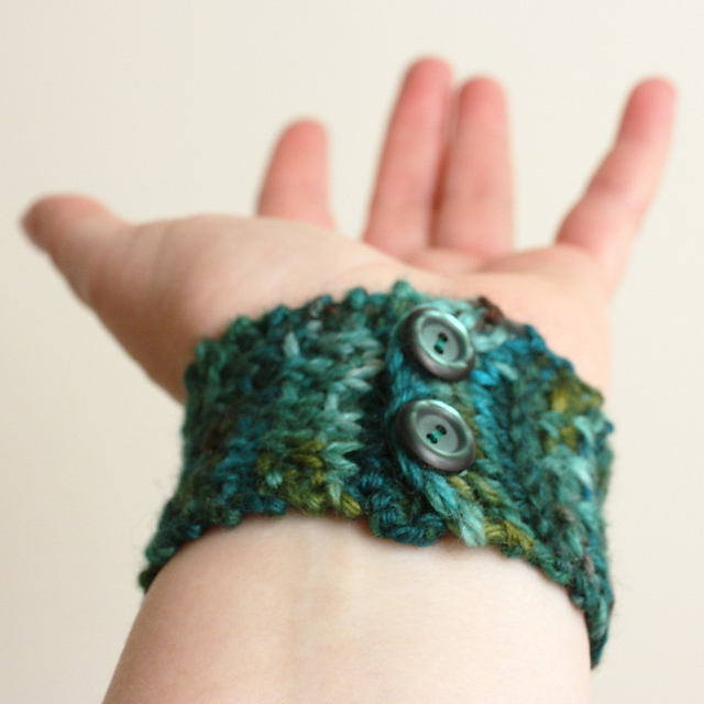Ravelry Point de Linge / Linen Knit Wrist Cuff pattern by Brenda Lavell