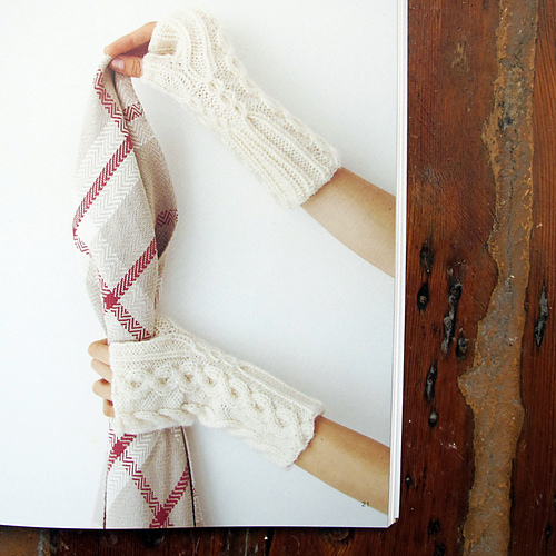 p.21 Cabled Fingerless Gloves ケーブルの指出し手袋 다른 모습 4