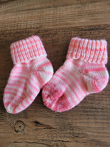 Ravelry: Preemie and Baby Socks pattern by Stefanie Bold