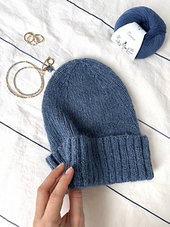 Along Avec Anna Merino, colorway Orage
and Biches & Bûches
Le Petit Silk & Mohair, colorway Blue Grey