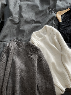 Collar has two options: Grey sample is single layer & White sample is double layer. Both sample is size 4.