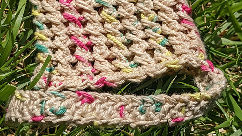 Crochet phone wristlet with wristlet strap
