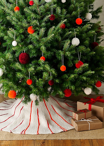 Knit Around Tree Skirt photo 1