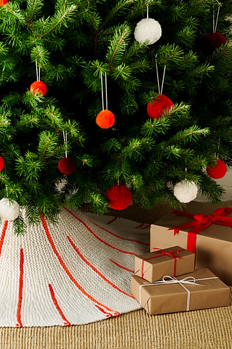 Knit Around Tree Skirt photo 5