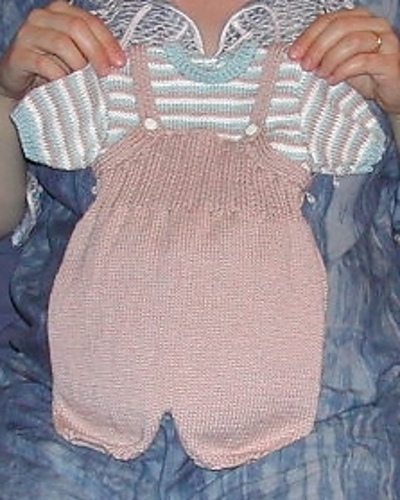 451 - Brassière, Pull, Salopette et Chaussons photo 1