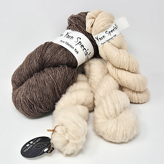 "Pure Tibetan Yak" von The Yarn Specialist" und "Brushed Merino" von Lotus Yarns