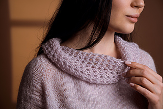 Weiter Rollkragen im Lochmuster