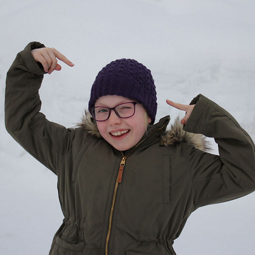 Lue i hullstrikk - Synnøve Heggelid