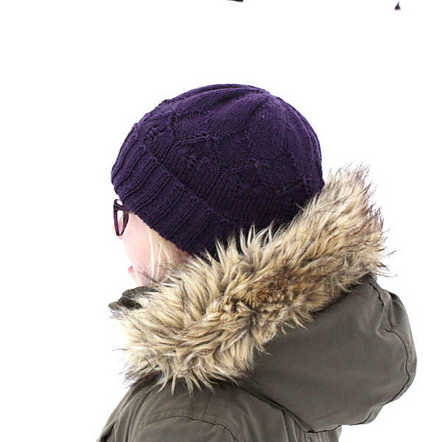 Lue i hullstrikk - Synnøve Heggelid