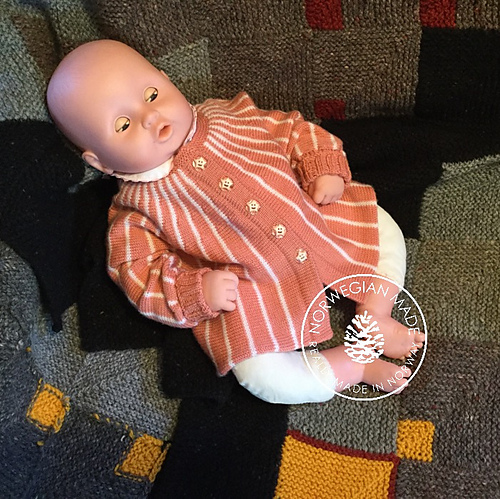 Babyjakke på tvers/Baby cardigan - Synnøve Heggelid