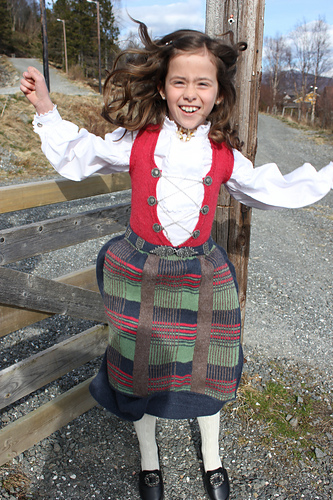 Nordmørsbunad - Rita Elin Haugnes