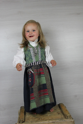 Nordmørsbunad 2 - 12 år - Rita Elin Haugnes