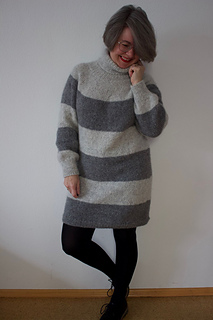 Schnittwechsel
Miukko Jumper zum Kleid verlängert , nicht in der Anleitung enthalten